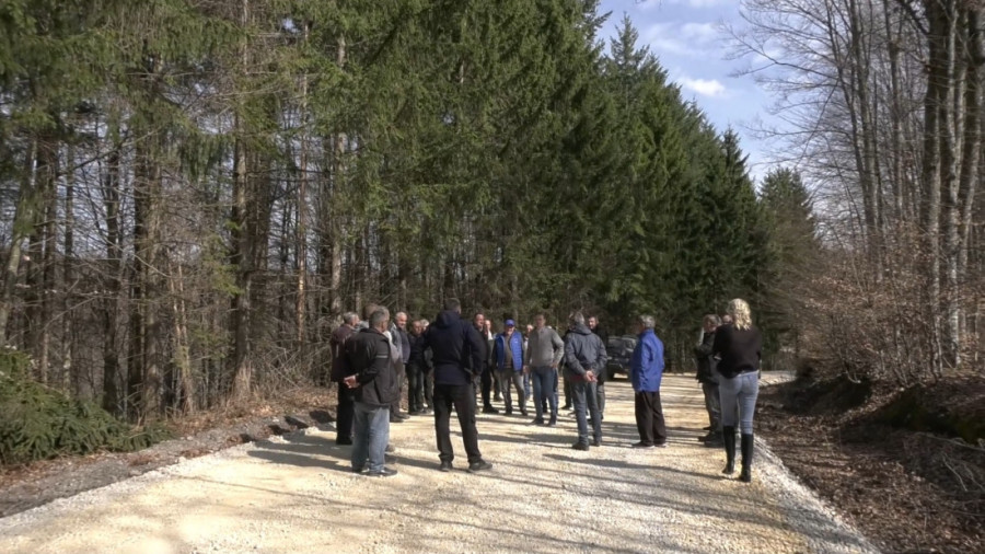 Za mesec dana promenila se slika zaseoka Konder kod Bajine Bašte: Mašine se ne gase, put i Seoski dom skoro završeni (FOTO)
