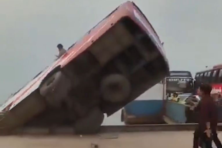 Autobus sa 40 putnika upao u reku: Pokušao da se ukrca na trajekt, a onda su počeli da odzvanjaju vrisci, prizor je stravičan (VIDEO)