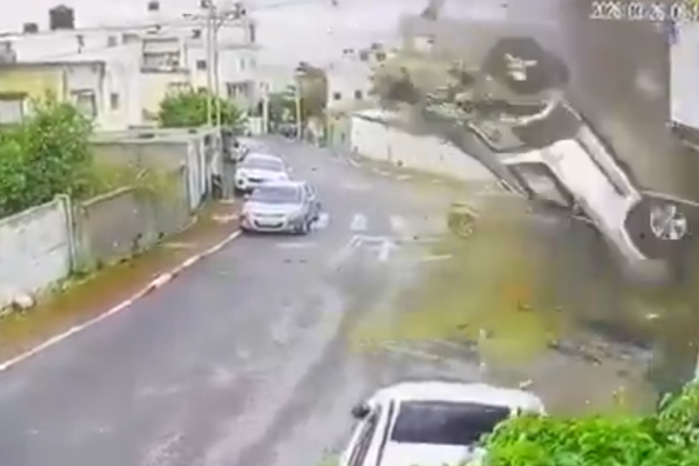 U napadu na izraelski grad automobil leteo u vazduh: Nadzorna kamera snimila ternutak udara (VIDEO)