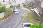 U napadu na izraelski grad automobil leteo u vazduh: Nadzorna kamera snimila trenutak udara (VIDEO)
