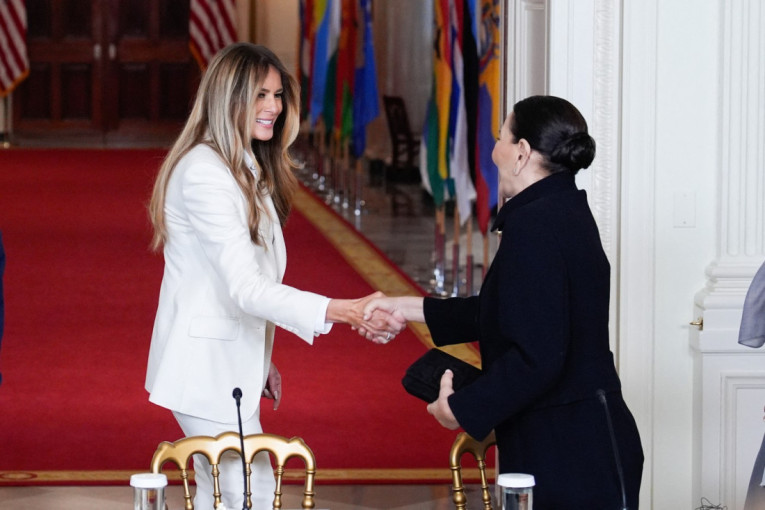 Melanija Tramp u belom od glave do pete: Pravi diplomatski stajling koji šalje moćnu poruku (FOTO)