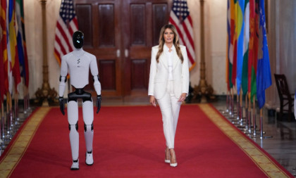 Melanija Tramp u belom od glave do pete: Pravi diplomatski stajling koji šalje moćnu poruku (FOTO)