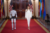 Melanija Tramp u belom od glave do pete: Pravi diplomatski stajling koji šalje moćnu poruku (FOTO)