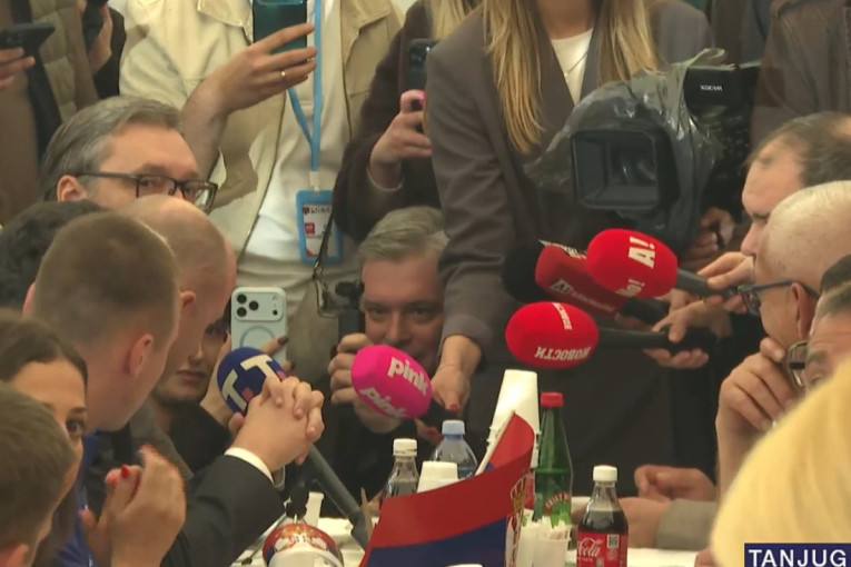 Vučić se obratio narodu u Kruščiću: Izađite 29. marta na izbore i glasajte za budućnost Srbije! (FOTO/VIDEO)