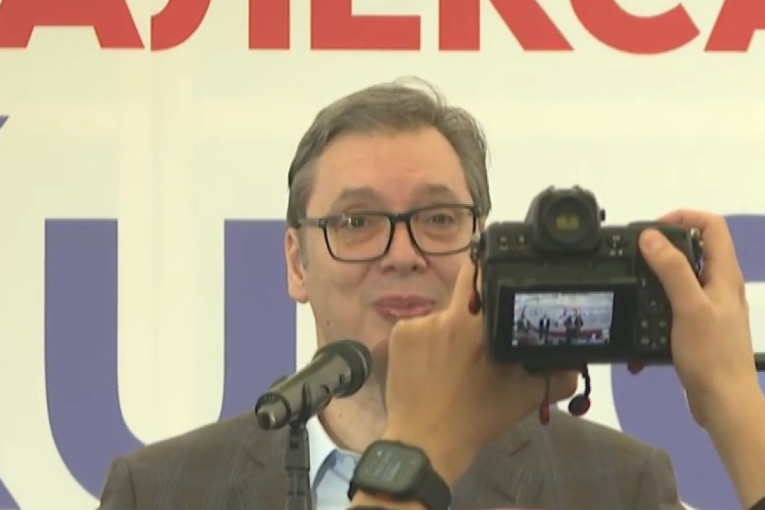 Vučić se obratio narodu u Kruščiću: Izađite 29. marta na izbore i glasajte za budućnost Srbije! (FOTO/VIDEO)