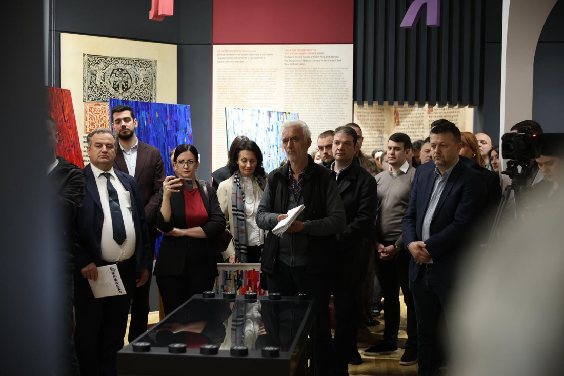 Ćirilica kao umetnost i nasleđe: Održana izložba "U slavu ćirilice" (FOTO)