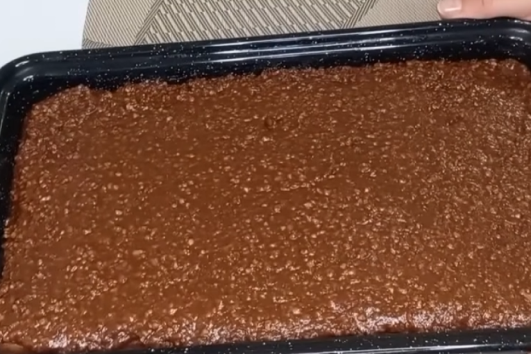 Recept dana: Kolač sa marcipanom i orasima je neverovatno sočan i preliven neodoljivom čokoladnom glazurom