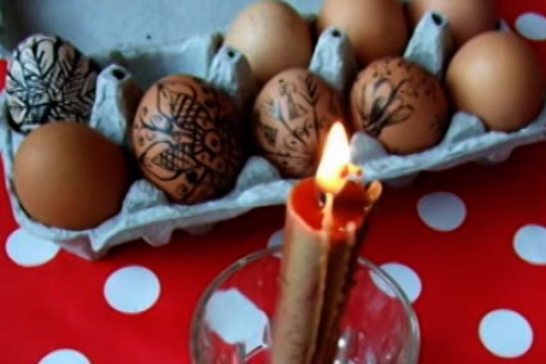 Tradicija i kreativnost u jednom: Evo kako da iscrtate jaja voskom i pretvorite ih u prava mala umetnička dela (VIDEO)