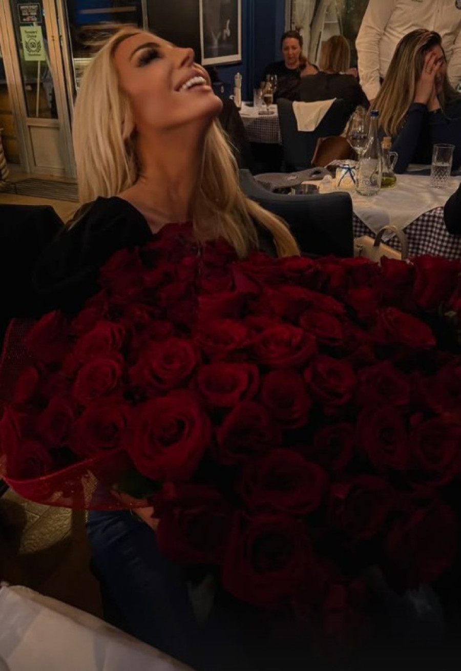 Bojana Lazić dobila poklon od biznismena: Iznenađenje stiglo u restoran! (FOTO)