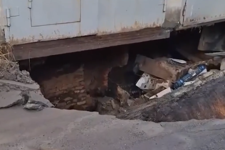 Bušili tunele za metro, ulica počela da tone: Ljudima se na njihove oči urušile garaže (VIDEO)