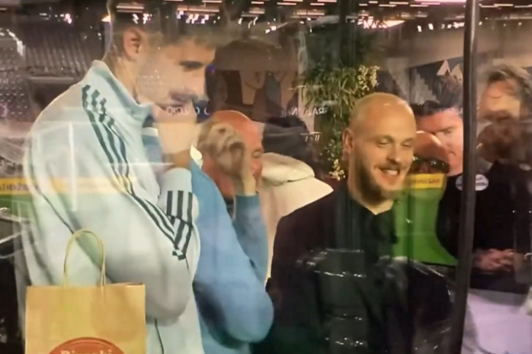 Italijani (pro)slavili pobedu BiH u Kardifu! Azuri su ovim gestom probudili vulkan na Bilinom Polju! (VIDEO)