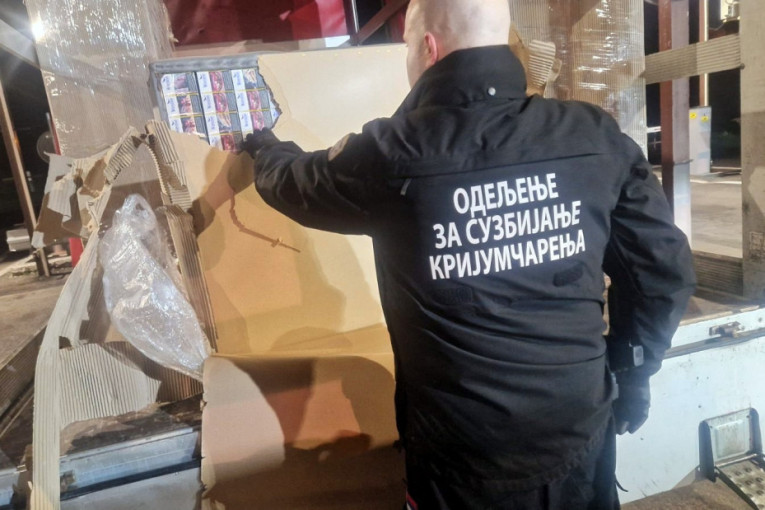 Propali švercerski trik: Cigarete upakova u fotelje (FOTO)