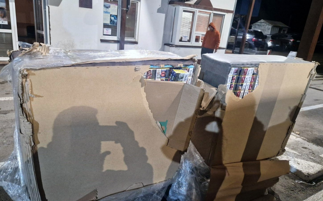 Propali švercerski trik: Cigarete upakova u fotelje (FOTO)