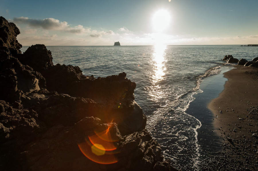 Spoj prirodne sile i lepote: Najlepše plaže sa crnim peskom na svetu koje oduzimaju dah (FOTO)