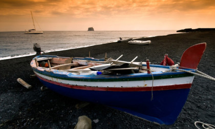 Spoj prirodne sile i lepote: Najlepše plaže sa crnim peskom na svetu koje oduzimaju dah (FOTO)