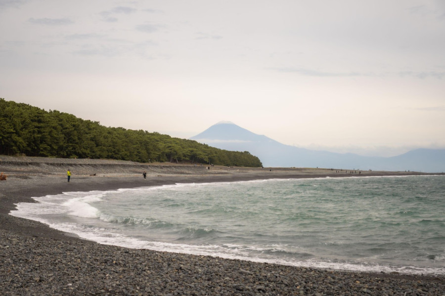 Spoj prirodne sile i lepote: Najlepše plaže sa crnim peskom na svetu koje oduzimaju dah (FOTO)