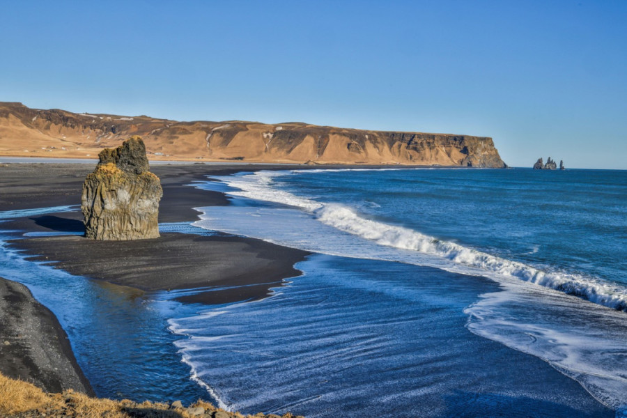 Spoj prirodne sile i lepote: Najlepše plaže sa crnim peskom na svetu koje oduzimaju dah (FOTO)