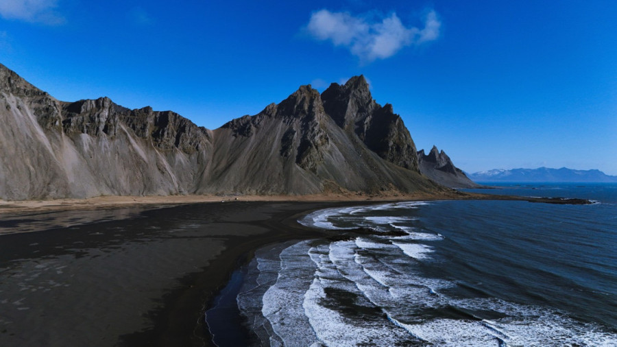 Spoj prirodne sile i lepote: Najlepše plaže sa crnim peskom na svetu koje oduzimaju dah (FOTO)
