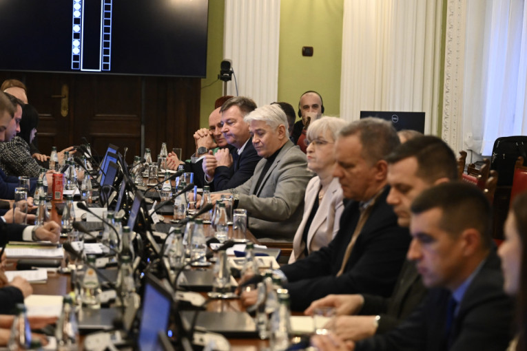 Bolesne prepiske plenumaša o smrti koleginice: Petarde, stepenice i krvave ruke (VIDEO)