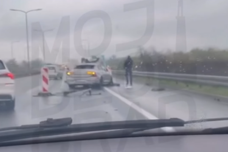 Udes kod Obrenovca: Delovi vozila rasuti po putu, saobraćaj usporen (FOTO/VIDEO)