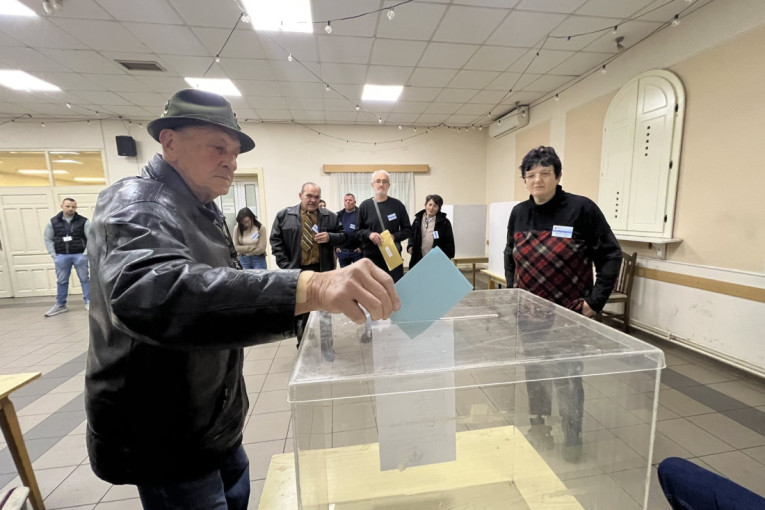 LOKALNI IZBORI U SRBIJI: Deset opština i gradova danas bira odbornike! U Kuli birači poranili, glasanje protiče bez problema! (FOTO/VIDEO)