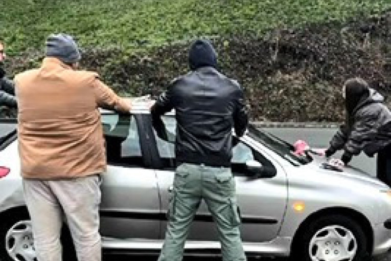 Pohapšeni blokaderi u Sevojnu: Pripremali da naprave haos na dan izbora, policija im našla noževe, baklje i palice! (FOTO/VIDEO)