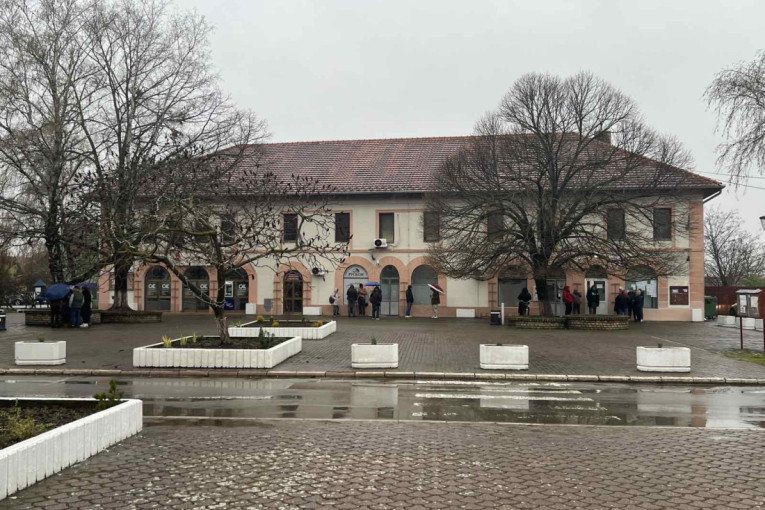 Blokaderi ruše po Kuli: Haos na glasačkom mestu u Kruščiću! (FOTO/VIDEO)
