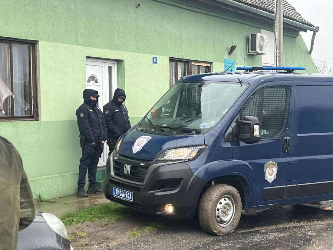Skandal nad skandalima: Blokaderi pokušali da upadnu u izborni štab u Kruščiću, policija ih sprečila! (FOTO/VIDEO)