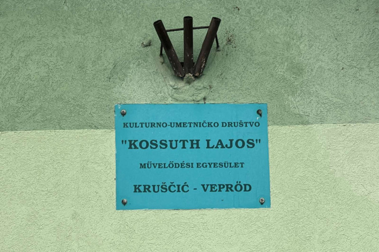 Skandal nad skandalima: Blokaderi pokušali da upadnu u izborni štab u Kruščiću, policija ih sprečila! (FOTO/VIDEO)