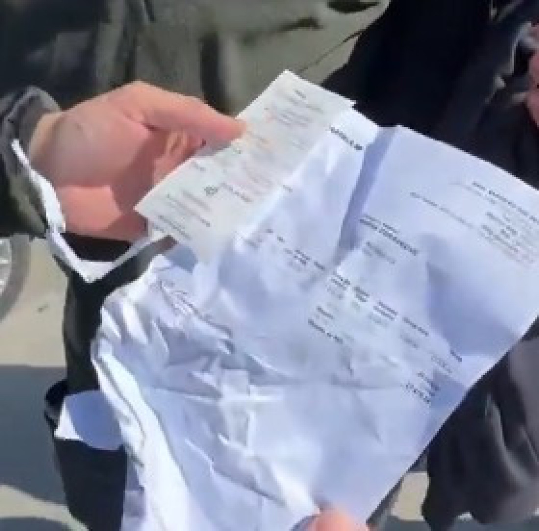 Ima li kraja blokaderskom ludilu: Blanuša iz ruke oteo čoveku račun jer je umislio da je spisak!  (VIDEO)