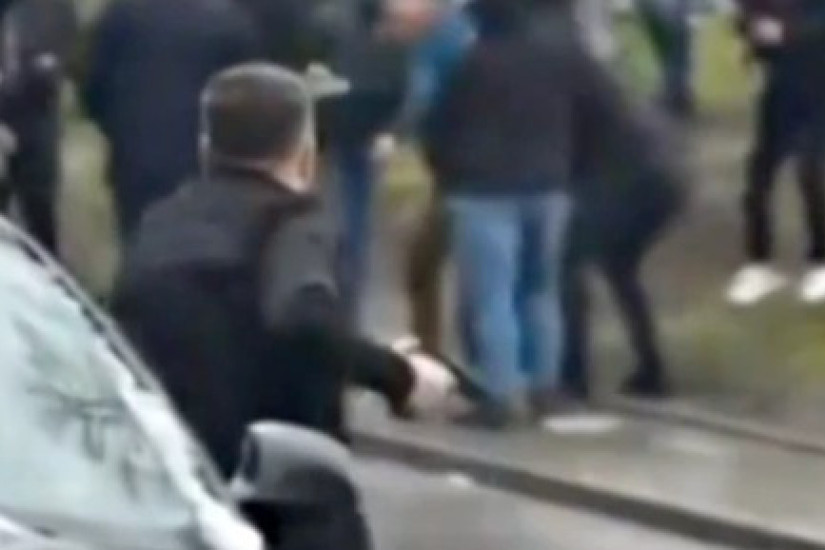 Najstrašnije scene blokaderskog nasilja tokom izbornog dana: Potezali pištolje, tukli aktiviste SNS, pokušali upad u štab (FOTO/VIDEO)