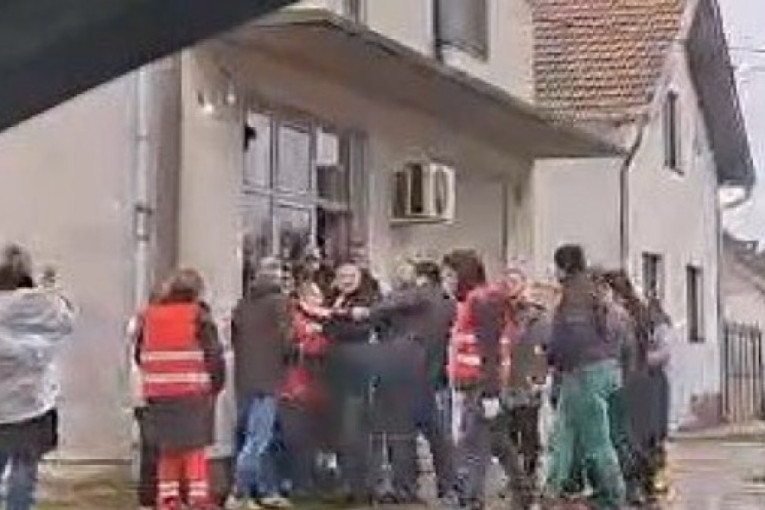 Snimljen kako šutira i bije: Blokader i drug Mile Pajić napao ljude u Crvenki! (VIDEO)