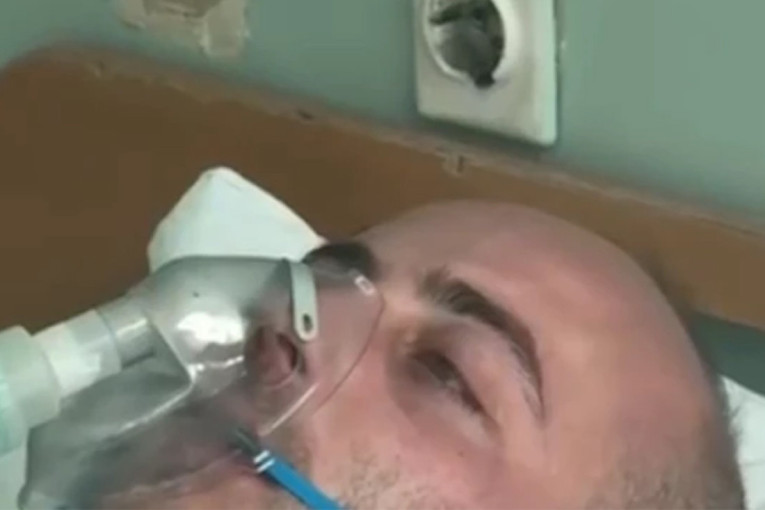 (UZNEMIRUJUĆI VIDEO) Blokaderi pretukli aktivistu SNS Davida Ćirića: Jedan ga držio, a desetorica krvnički udarala!