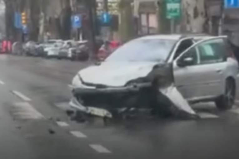 Udes kod Tiršove: Vozila demolirana, Hitna pomoć na licu mesta