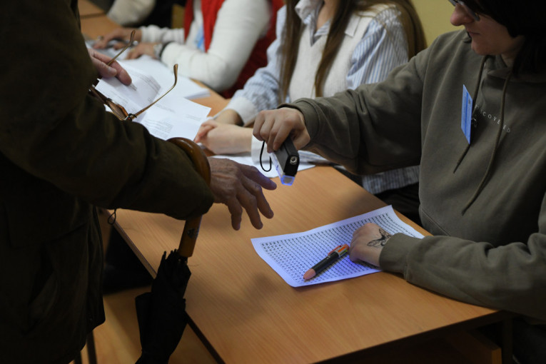 Policija lažne države uklonila srpske zastave u Gračanici! Oglasila Srpska lista: Ovo je direktno kršenje ljudskih prava srpskog naroda