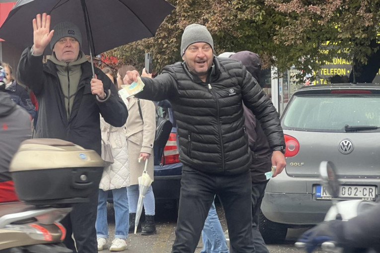 Divljanje u centru Kule: Blokaderi traže obračun, hoće i preko kordona policije! (FOTO/VIDEO)