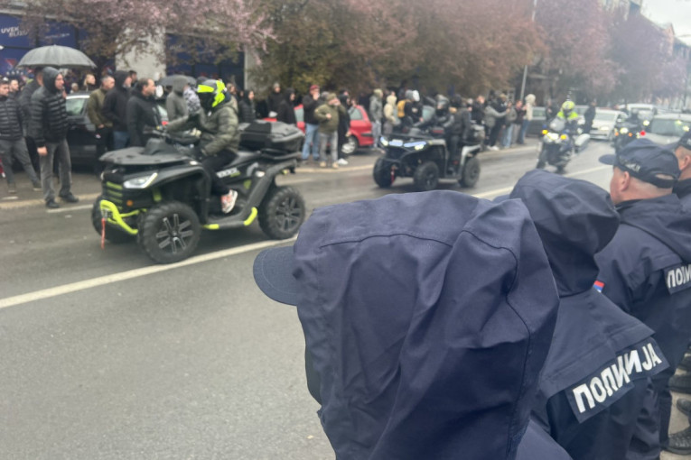 Divljanje u centru Kule: Blokaderi traže obračun, hoće i preko kordona policije! (FOTO/VIDEO)