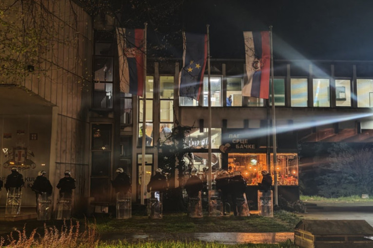 Srbija slavila, blokaderi potpuno poraženi: SNS odnela ubedljivu pobedu u 10 opština i gradova! U ovom mestu bilo je najteže, ali... (FOTO)