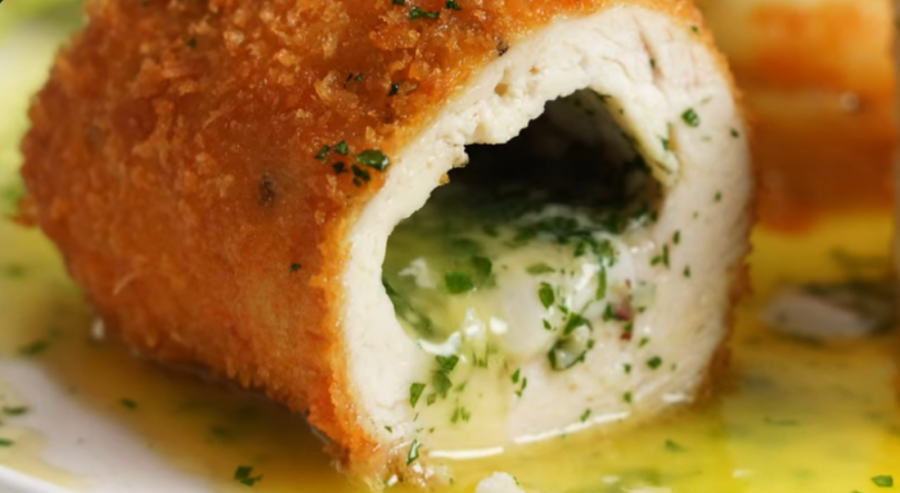 Recept dana: Piletina Kijev je sočna iznutra, a hrskava spolja, sa aromatičnim maslacem i biljem