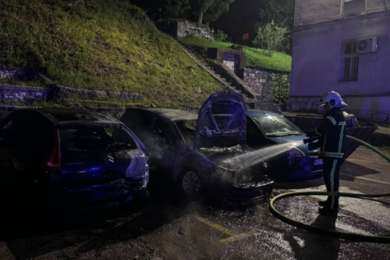 Incident u dvorištu škole u Mostaru: Gorelo više vozila, nema povređenih (FOTO)