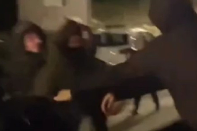 (UZNEMIRUJUĆI VIDEO) Blokaderi pretukli aktivistu SNS Davida Ćirića