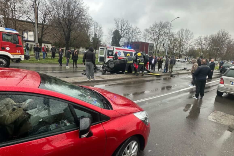 Vozio pod dejstvom alkohola, udario u semafor i prevrnuo se: Preživeo udes, vatrogasci ga izvukli iz vozila