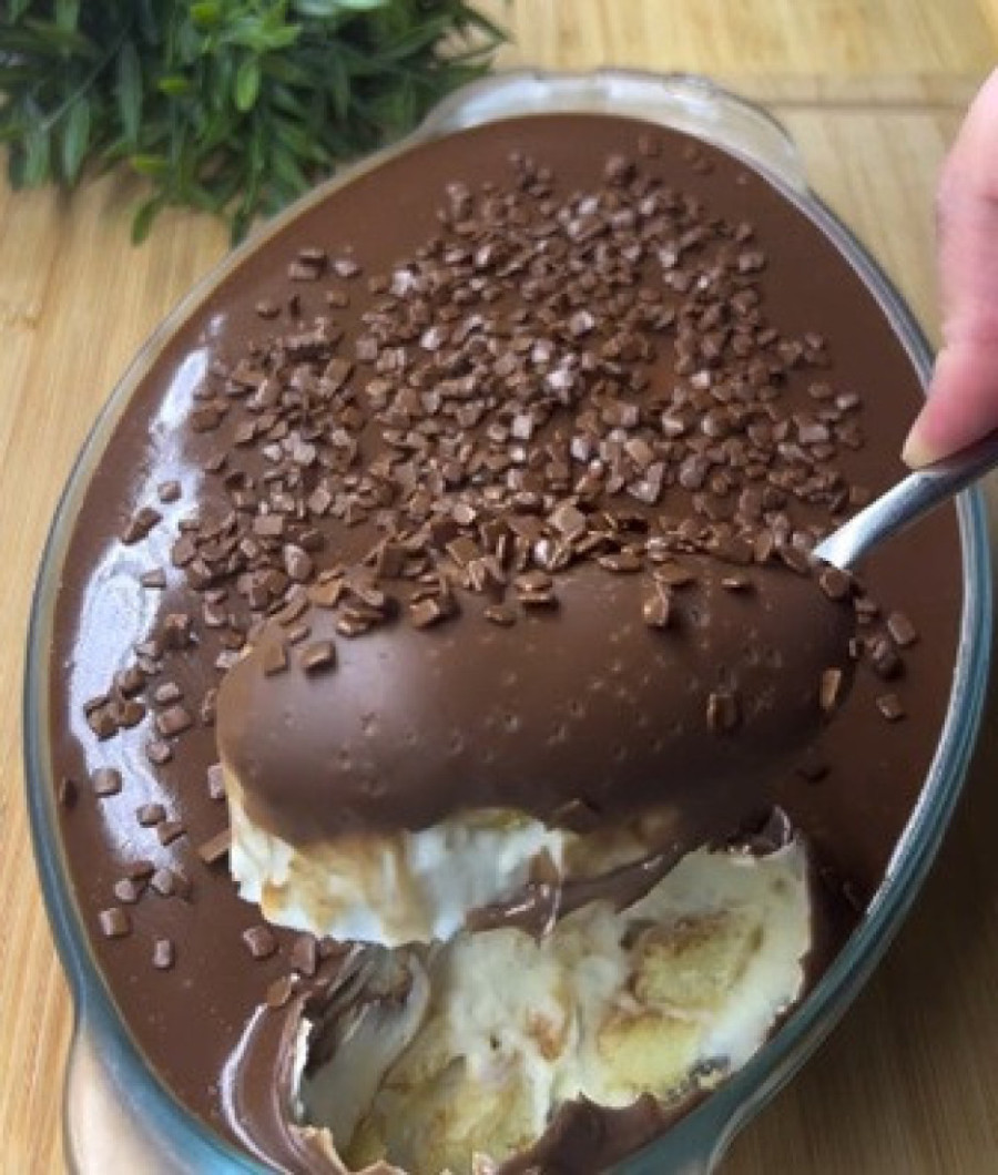 Recept dana: Brza kremasta torta sa piškotama i čokoladnim ganašem koja se topi u ustima