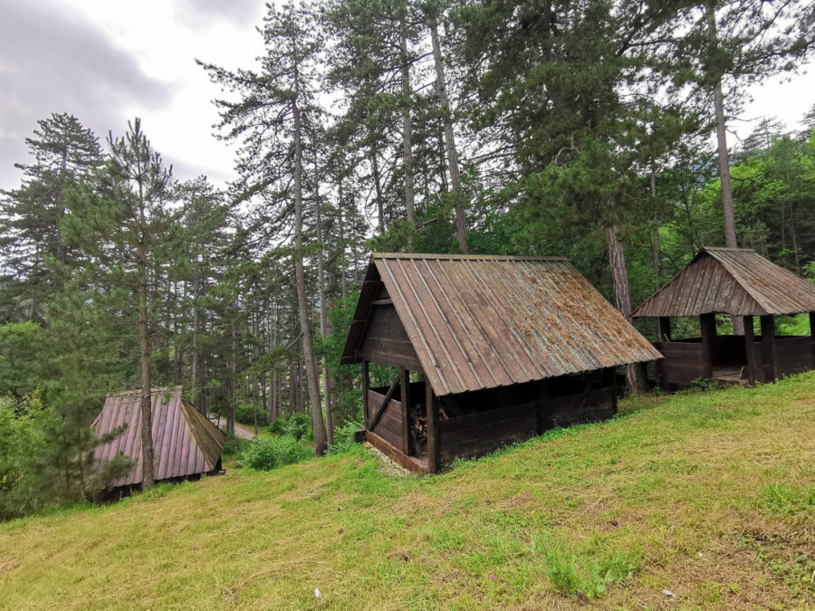 Crkva brvnara u selu Jablanica odoleva vekovima: Netaknuti biser sakriven u borovoj šumi (FOTO)