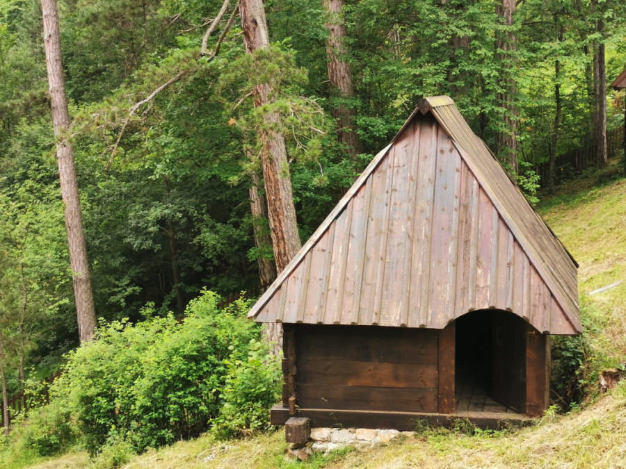 Crkva brvnara u selu Jablanica odoleva vekovima: Netaknuti biser sakriven u borovoj šumi (FOTO)