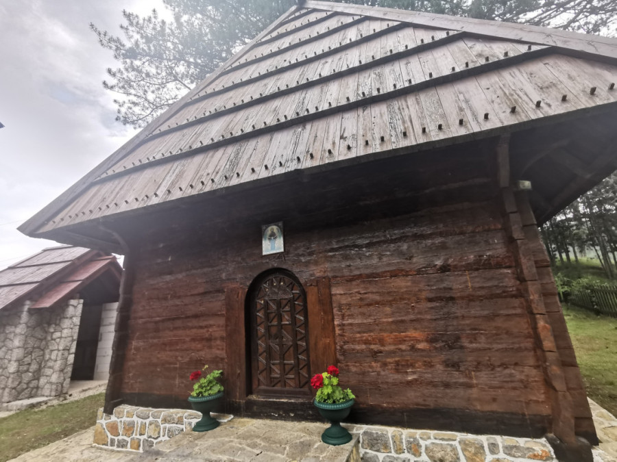 Crkva brvnara u selu Jablanica odoleva vekovima: Netaknuti biser sakriven u borovoj šumi (FOTO)