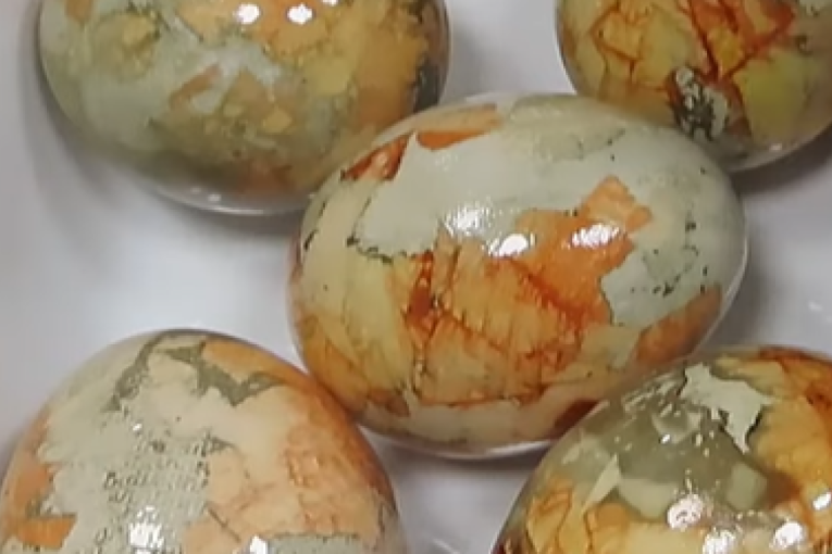 Zaboravite na kupovne boje iz kesice: Jedno povrće je dovoljno za nestvarno plava uskršnja jaja