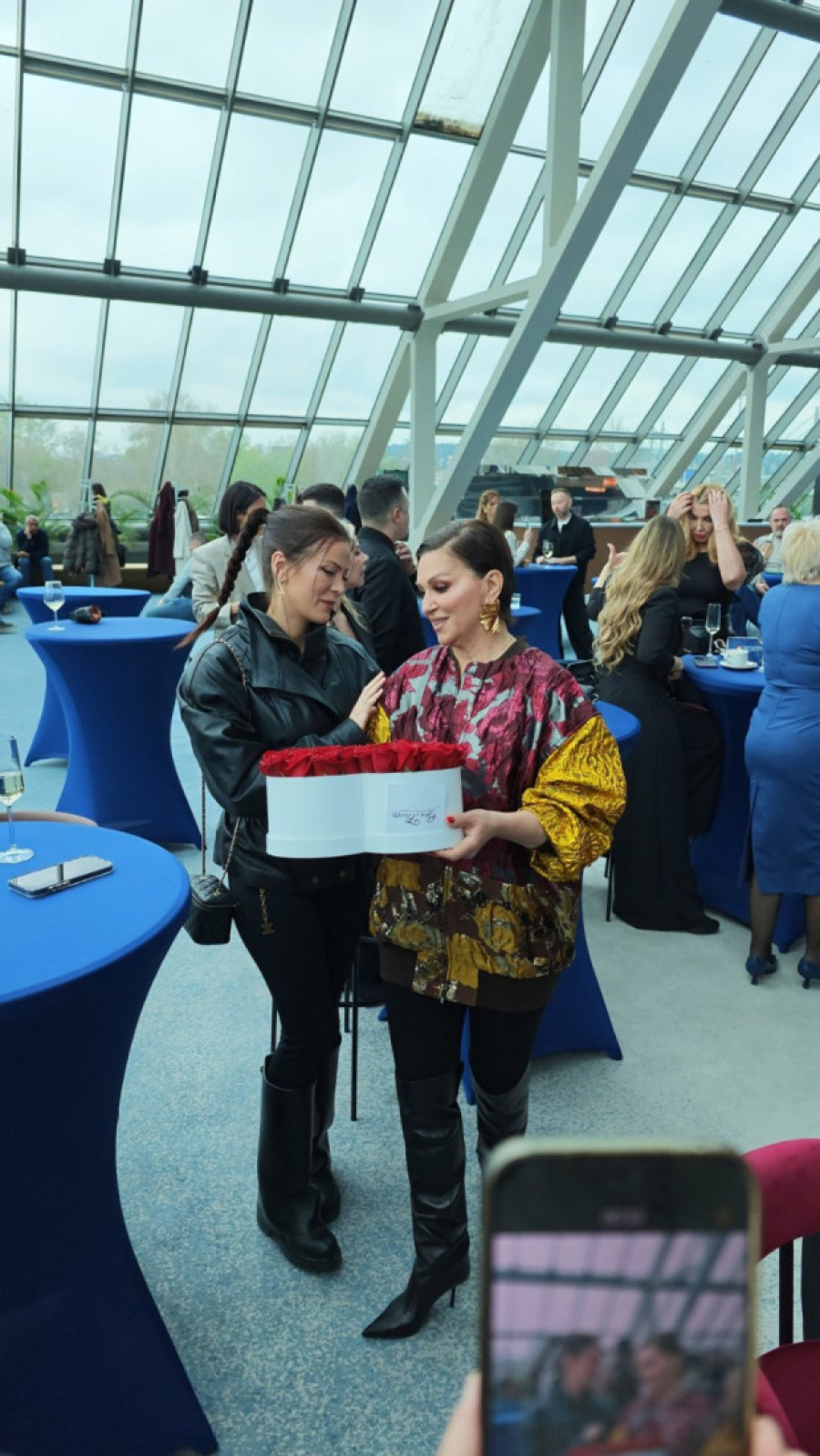 Nina Badrić okupila srpsku estradu! Pogledajte šta je dobila na poklon od Milice Pavlović! (FOTO/VIDEO)