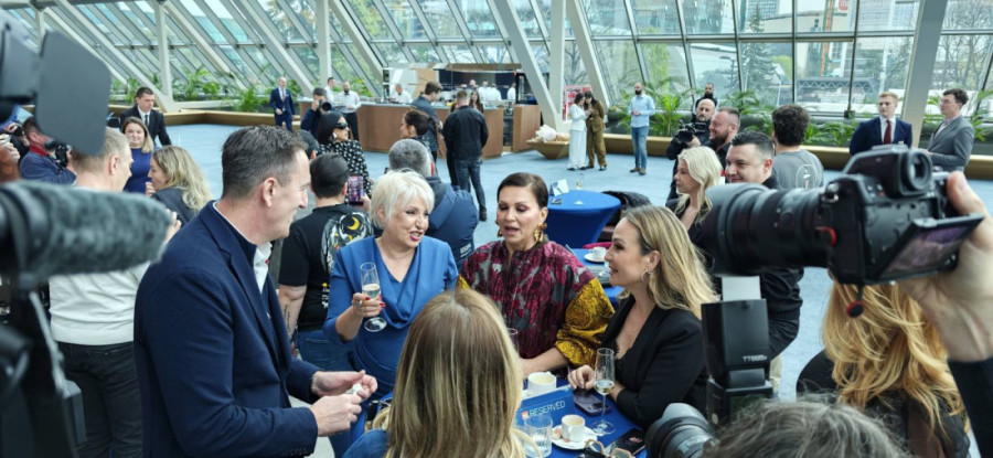 Nina Badrić okupila srpsku estradu! Pogledajte šta je dobila na poklon od Milice Pavlović! (FOTO/VIDEO)