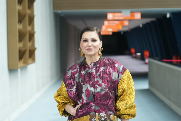 Nina Badrić okupila srpsku estradu! Pogledajte šta je dobila na poklon od Milice Pavlović! (FOTO/VIDEO)